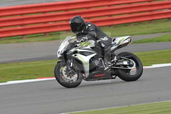 Motorcycle action photographs;Silverstone circuit;Silverstone photographs;Trackday digital images;event digital images;eventdigitalimages;no limits trackday;peter wileman photography;rockingham towcester northamptonshire;trackday;trackday photos