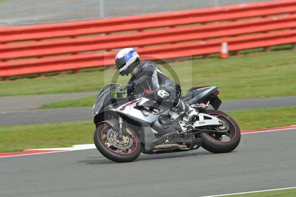 Motorcycle action photographs;Silverstone circuit;Silverstone photographs;Trackday digital images;event digital images;eventdigitalimages;no limits trackday;peter wileman photography;rockingham towcester northamptonshire;trackday;trackday photos