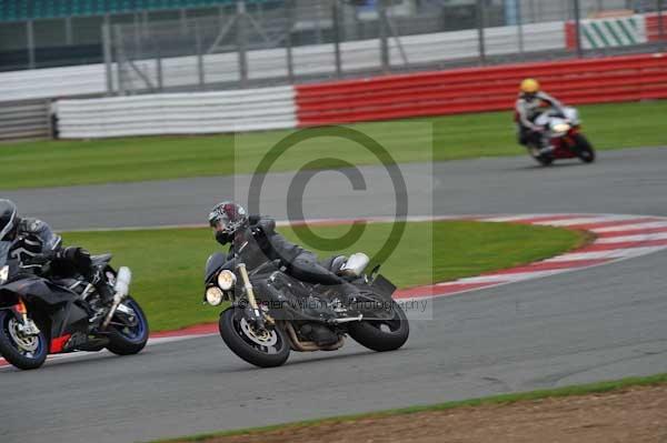 Motorcycle action photographs;Silverstone circuit;Silverstone photographs;Trackday digital images;event digital images;eventdigitalimages;no limits trackday;peter wileman photography;rockingham towcester northamptonshire;trackday;trackday photos