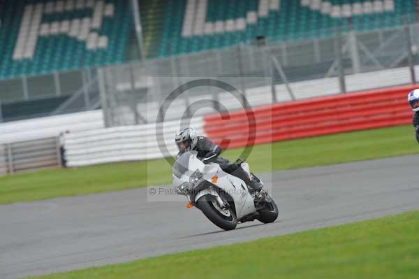 Motorcycle action photographs;Silverstone circuit;Silverstone photographs;Trackday digital images;event digital images;eventdigitalimages;no limits trackday;peter wileman photography;rockingham towcester northamptonshire;trackday;trackday photos