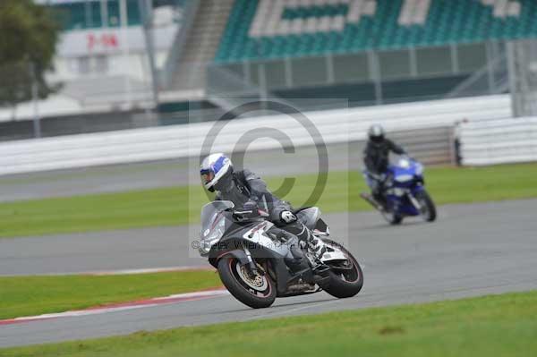 Motorcycle action photographs;Silverstone circuit;Silverstone photographs;Trackday digital images;event digital images;eventdigitalimages;no limits trackday;peter wileman photography;rockingham towcester northamptonshire;trackday;trackday photos