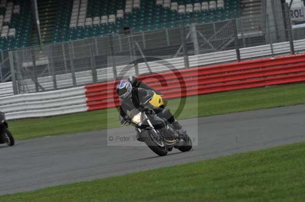 Motorcycle action photographs;Silverstone circuit;Silverstone photographs;Trackday digital images;event digital images;eventdigitalimages;no limits trackday;peter wileman photography;rockingham towcester northamptonshire;trackday;trackday photos