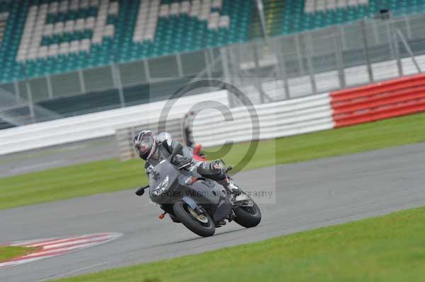 Motorcycle action photographs;Silverstone circuit;Silverstone photographs;Trackday digital images;event digital images;eventdigitalimages;no limits trackday;peter wileman photography;rockingham towcester northamptonshire;trackday;trackday photos