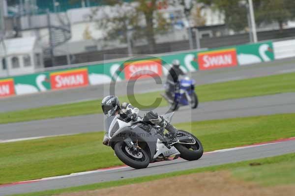 Motorcycle action photographs;Silverstone circuit;Silverstone photographs;Trackday digital images;event digital images;eventdigitalimages;no limits trackday;peter wileman photography;rockingham towcester northamptonshire;trackday;trackday photos