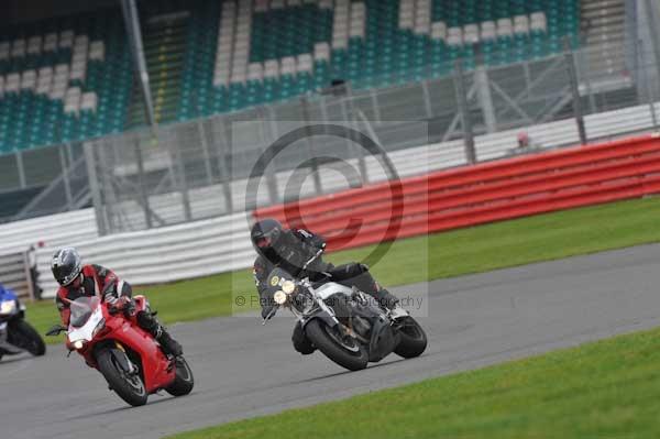 Motorcycle action photographs;Silverstone circuit;Silverstone photographs;Trackday digital images;event digital images;eventdigitalimages;no limits trackday;peter wileman photography;rockingham towcester northamptonshire;trackday;trackday photos