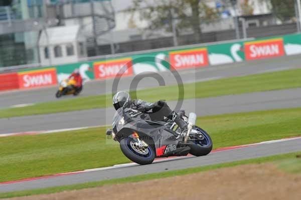 Motorcycle action photographs;Silverstone circuit;Silverstone photographs;Trackday digital images;event digital images;eventdigitalimages;no limits trackday;peter wileman photography;rockingham towcester northamptonshire;trackday;trackday photos