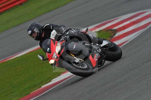 Motorcycle action photographs;Silverstone circuit;Silverstone photographs;Trackday digital images;event digital images;eventdigitalimages;no limits trackday;peter wileman photography;rockingham towcester northamptonshire;trackday;trackday photos