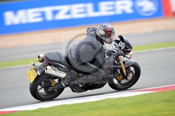 Motorcycle action photographs;Silverstone circuit;Silverstone photographs;Trackday digital images;event digital images;eventdigitalimages;no limits trackday;peter wileman photography;rockingham towcester northamptonshire;trackday;trackday photos