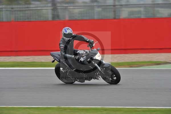Motorcycle action photographs;Silverstone circuit;Silverstone photographs;Trackday digital images;event digital images;eventdigitalimages;no limits trackday;peter wileman photography;rockingham towcester northamptonshire;trackday;trackday photos
