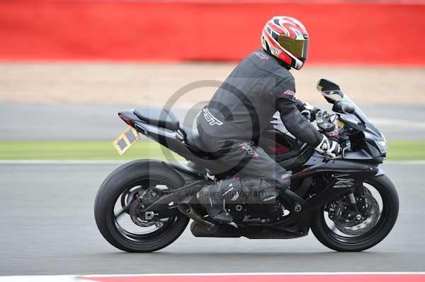 Motorcycle action photographs;Silverstone circuit;Silverstone photographs;Trackday digital images;event digital images;eventdigitalimages;no limits trackday;peter wileman photography;rockingham towcester northamptonshire;trackday;trackday photos
