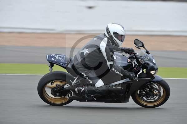 Motorcycle action photographs;Silverstone circuit;Silverstone photographs;Trackday digital images;event digital images;eventdigitalimages;no limits trackday;peter wileman photography;rockingham towcester northamptonshire;trackday;trackday photos