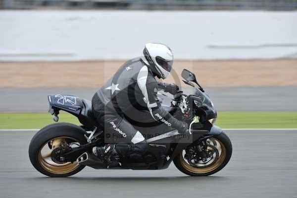 Motorcycle action photographs;Silverstone circuit;Silverstone photographs;Trackday digital images;event digital images;eventdigitalimages;no limits trackday;peter wileman photography;rockingham towcester northamptonshire;trackday;trackday photos