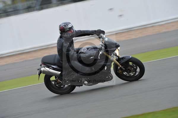 Motorcycle action photographs;Silverstone circuit;Silverstone photographs;Trackday digital images;event digital images;eventdigitalimages;no limits trackday;peter wileman photography;rockingham towcester northamptonshire;trackday;trackday photos