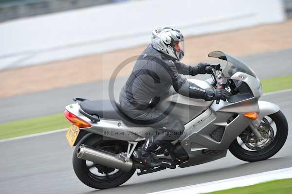Motorcycle action photographs;Silverstone circuit;Silverstone photographs;Trackday digital images;event digital images;eventdigitalimages;no limits trackday;peter wileman photography;rockingham towcester northamptonshire;trackday;trackday photos