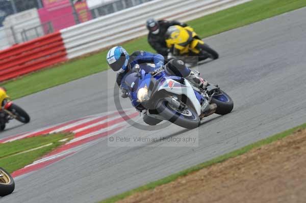 Motorcycle action photographs;Silverstone circuit;Silverstone photographs;Trackday digital images;event digital images;eventdigitalimages;no limits trackday;peter wileman photography;rockingham towcester northamptonshire;trackday;trackday photos