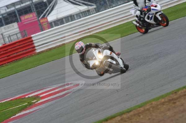 Motorcycle action photographs;Silverstone circuit;Silverstone photographs;Trackday digital images;event digital images;eventdigitalimages;no limits trackday;peter wileman photography;rockingham towcester northamptonshire;trackday;trackday photos