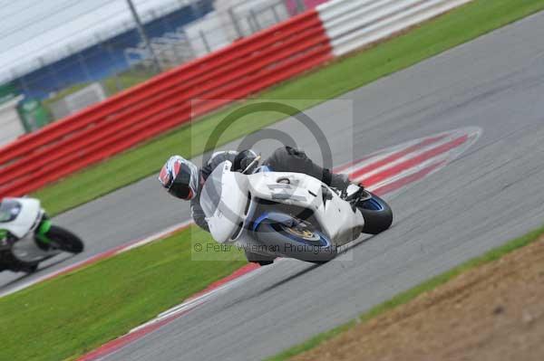 Motorcycle action photographs;Silverstone circuit;Silverstone photographs;Trackday digital images;event digital images;eventdigitalimages;no limits trackday;peter wileman photography;rockingham towcester northamptonshire;trackday;trackday photos