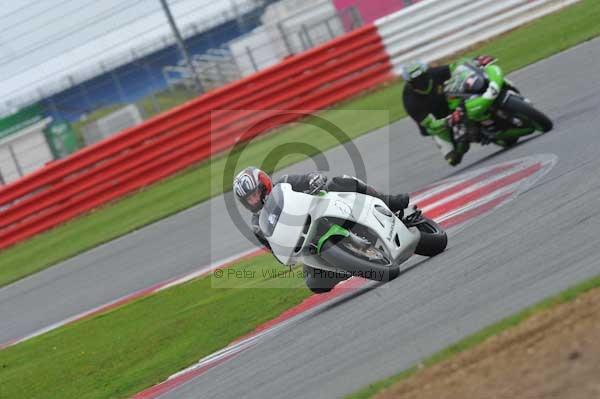 Motorcycle action photographs;Silverstone circuit;Silverstone photographs;Trackday digital images;event digital images;eventdigitalimages;no limits trackday;peter wileman photography;rockingham towcester northamptonshire;trackday;trackday photos