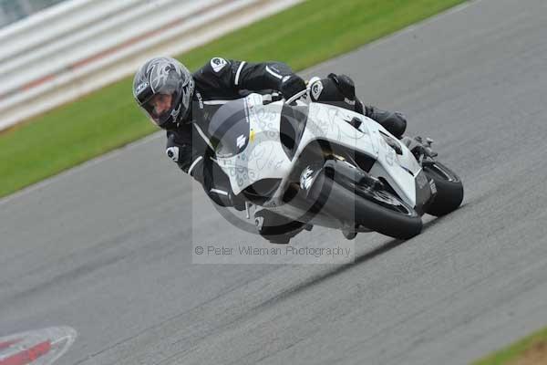 Motorcycle action photographs;Silverstone circuit;Silverstone photographs;Trackday digital images;event digital images;eventdigitalimages;no limits trackday;peter wileman photography;rockingham towcester northamptonshire;trackday;trackday photos