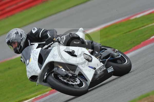 Motorcycle action photographs;Silverstone circuit;Silverstone photographs;Trackday digital images;event digital images;eventdigitalimages;no limits trackday;peter wileman photography;rockingham towcester northamptonshire;trackday;trackday photos