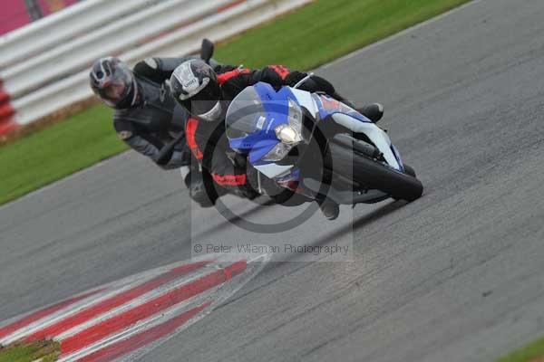 Motorcycle action photographs;Silverstone circuit;Silverstone photographs;Trackday digital images;event digital images;eventdigitalimages;no limits trackday;peter wileman photography;rockingham towcester northamptonshire;trackday;trackday photos