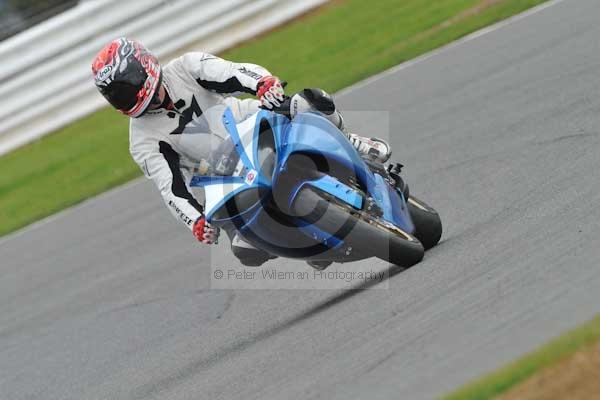 Motorcycle action photographs;Silverstone circuit;Silverstone photographs;Trackday digital images;event digital images;eventdigitalimages;no limits trackday;peter wileman photography;rockingham towcester northamptonshire;trackday;trackday photos