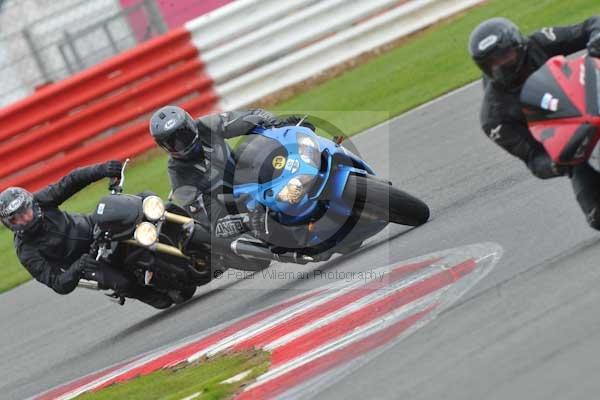 Motorcycle action photographs;Silverstone circuit;Silverstone photographs;Trackday digital images;event digital images;eventdigitalimages;no limits trackday;peter wileman photography;rockingham towcester northamptonshire;trackday;trackday photos