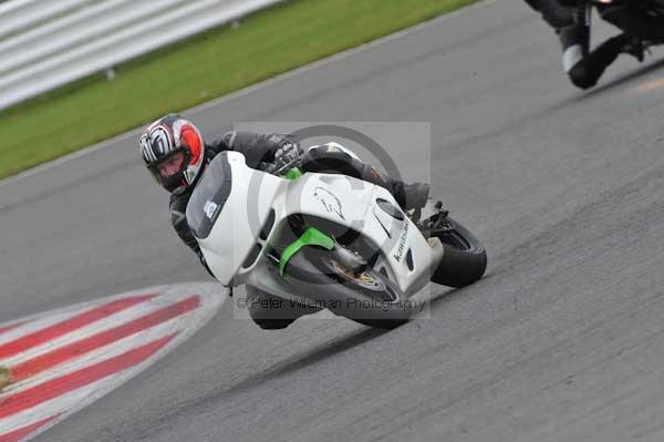 Motorcycle action photographs;Silverstone circuit;Silverstone photographs;Trackday digital images;event digital images;eventdigitalimages;no limits trackday;peter wileman photography;rockingham towcester northamptonshire;trackday;trackday photos