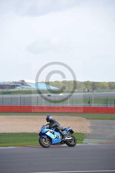 Motorcycle action photographs;Silverstone circuit;Silverstone photographs;Trackday digital images;event digital images;eventdigitalimages;no limits trackday;peter wileman photography;rockingham towcester northamptonshire;trackday;trackday photos