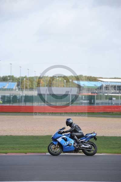 Motorcycle action photographs;Silverstone circuit;Silverstone photographs;Trackday digital images;event digital images;eventdigitalimages;no limits trackday;peter wileman photography;rockingham towcester northamptonshire;trackday;trackday photos