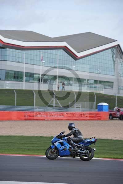 Motorcycle action photographs;Silverstone circuit;Silverstone photographs;Trackday digital images;event digital images;eventdigitalimages;no limits trackday;peter wileman photography;rockingham towcester northamptonshire;trackday;trackday photos