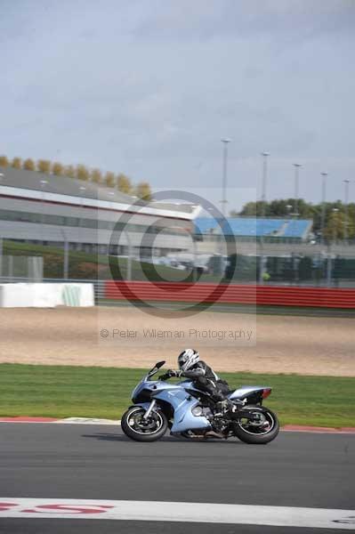 Motorcycle action photographs;Silverstone circuit;Silverstone photographs;Trackday digital images;event digital images;eventdigitalimages;no limits trackday;peter wileman photography;rockingham towcester northamptonshire;trackday;trackday photos