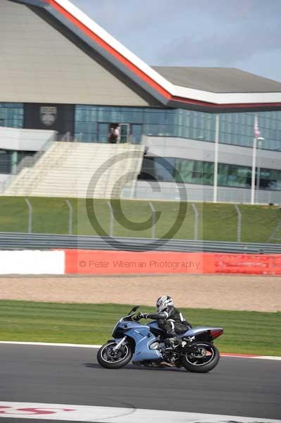 Motorcycle action photographs;Silverstone circuit;Silverstone photographs;Trackday digital images;event digital images;eventdigitalimages;no limits trackday;peter wileman photography;rockingham towcester northamptonshire;trackday;trackday photos