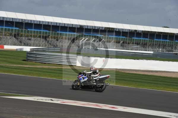 Motorcycle action photographs;Silverstone circuit;Silverstone photographs;Trackday digital images;event digital images;eventdigitalimages;no limits trackday;peter wileman photography;rockingham towcester northamptonshire;trackday;trackday photos