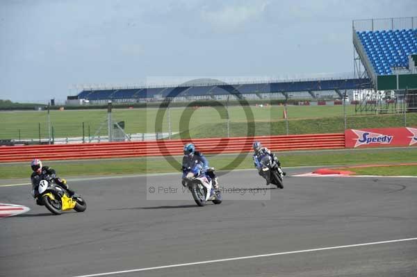 Motorcycle action photographs;Silverstone circuit;Silverstone photographs;Trackday digital images;event digital images;eventdigitalimages;no limits trackday;peter wileman photography;rockingham towcester northamptonshire;trackday;trackday photos