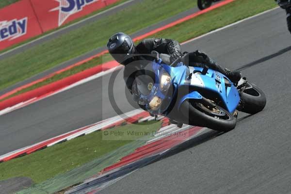 Motorcycle action photographs;Silverstone circuit;Silverstone photographs;Trackday digital images;event digital images;eventdigitalimages;no limits trackday;peter wileman photography;rockingham towcester northamptonshire;trackday;trackday photos