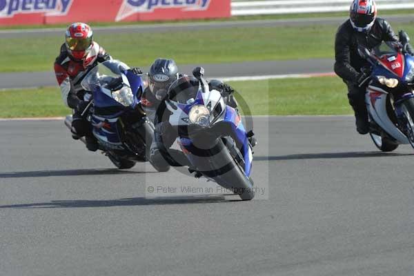 Motorcycle action photographs;Silverstone circuit;Silverstone photographs;Trackday digital images;event digital images;eventdigitalimages;no limits trackday;peter wileman photography;rockingham towcester northamptonshire;trackday;trackday photos