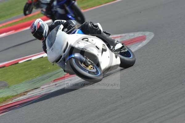 Motorcycle action photographs;Silverstone circuit;Silverstone photographs;Trackday digital images;event digital images;eventdigitalimages;no limits trackday;peter wileman photography;rockingham towcester northamptonshire;trackday;trackday photos