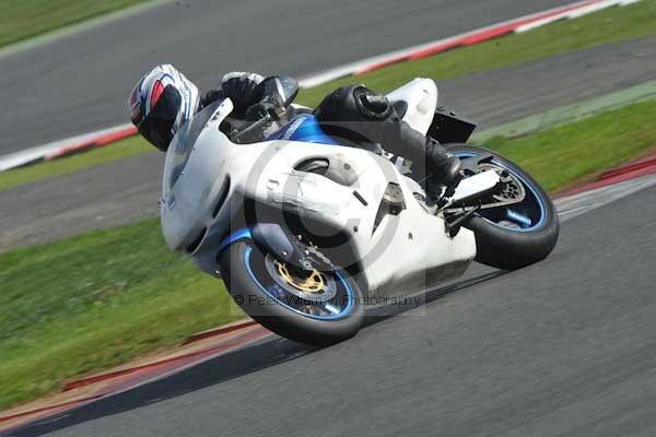 Motorcycle action photographs;Silverstone circuit;Silverstone photographs;Trackday digital images;event digital images;eventdigitalimages;no limits trackday;peter wileman photography;rockingham towcester northamptonshire;trackday;trackday photos