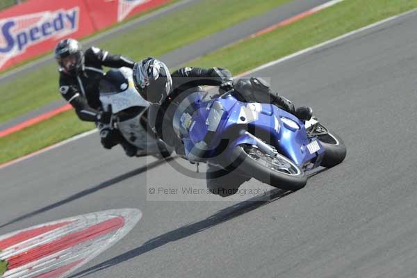 Motorcycle action photographs;Silverstone circuit;Silverstone photographs;Trackday digital images;event digital images;eventdigitalimages;no limits trackday;peter wileman photography;rockingham towcester northamptonshire;trackday;trackday photos