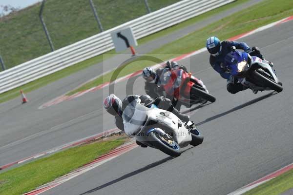 Motorcycle action photographs;Silverstone circuit;Silverstone photographs;Trackday digital images;event digital images;eventdigitalimages;no limits trackday;peter wileman photography;rockingham towcester northamptonshire;trackday;trackday photos