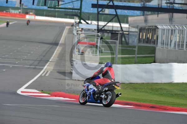 Motorcycle action photographs;Silverstone circuit;Silverstone photographs;Trackday digital images;event digital images;eventdigitalimages;no limits trackday;peter wileman photography;rockingham towcester northamptonshire;trackday;trackday photos