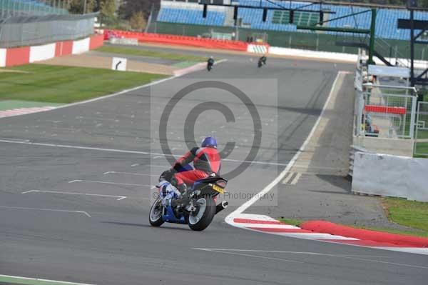 Motorcycle action photographs;Silverstone circuit;Silverstone photographs;Trackday digital images;event digital images;eventdigitalimages;no limits trackday;peter wileman photography;rockingham towcester northamptonshire;trackday;trackday photos