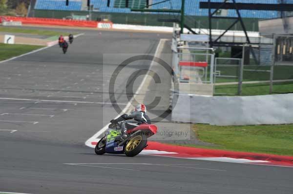 Motorcycle action photographs;Silverstone circuit;Silverstone photographs;Trackday digital images;event digital images;eventdigitalimages;no limits trackday;peter wileman photography;rockingham towcester northamptonshire;trackday;trackday photos
