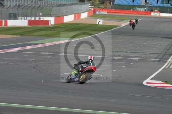 Motorcycle action photographs;Silverstone circuit;Silverstone photographs;Trackday digital images;event digital images;eventdigitalimages;no limits trackday;peter wileman photography;rockingham towcester northamptonshire;trackday;trackday photos