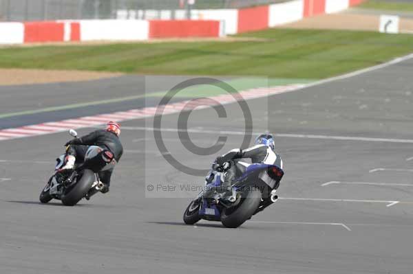 Motorcycle action photographs;Silverstone circuit;Silverstone photographs;Trackday digital images;event digital images;eventdigitalimages;no limits trackday;peter wileman photography;rockingham towcester northamptonshire;trackday;trackday photos