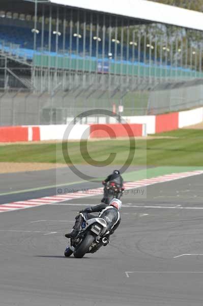 Motorcycle action photographs;Silverstone circuit;Silverstone photographs;Trackday digital images;event digital images;eventdigitalimages;no limits trackday;peter wileman photography;rockingham towcester northamptonshire;trackday;trackday photos