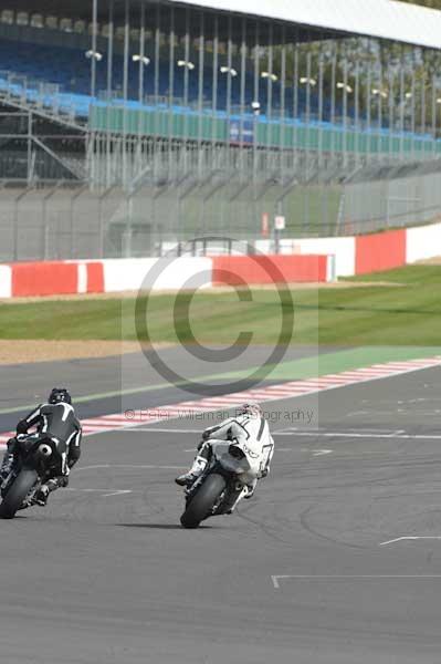 Motorcycle action photographs;Silverstone circuit;Silverstone photographs;Trackday digital images;event digital images;eventdigitalimages;no limits trackday;peter wileman photography;rockingham towcester northamptonshire;trackday;trackday photos