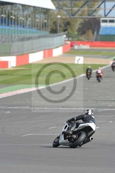 Motorcycle action photographs;Silverstone circuit;Silverstone photographs;Trackday digital images;event digital images;eventdigitalimages;no limits trackday;peter wileman photography;rockingham towcester northamptonshire;trackday;trackday photos
