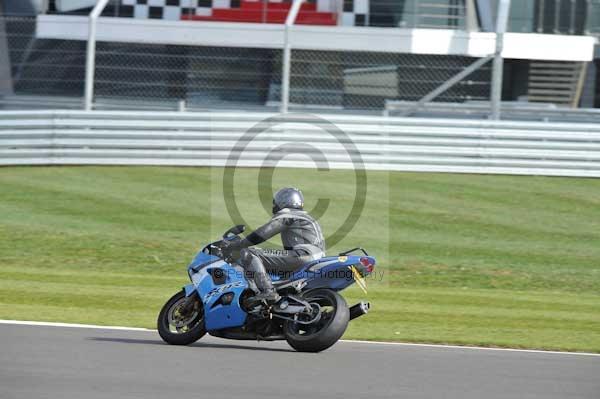 Motorcycle action photographs;Silverstone circuit;Silverstone photographs;Trackday digital images;event digital images;eventdigitalimages;no limits trackday;peter wileman photography;rockingham towcester northamptonshire;trackday;trackday photos